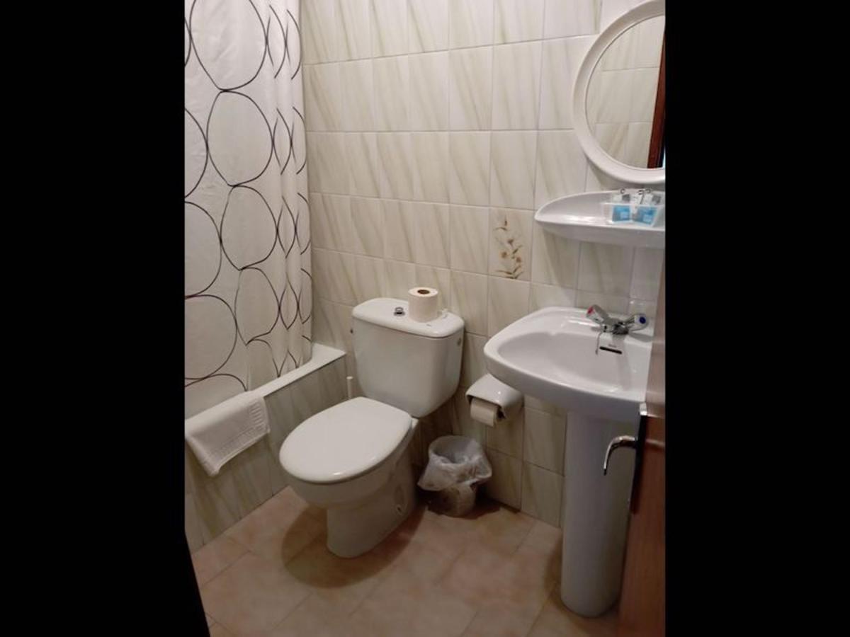 Room In Lodge - Double And Single Room - Pension Oria 1 Luarca Buitenkant foto