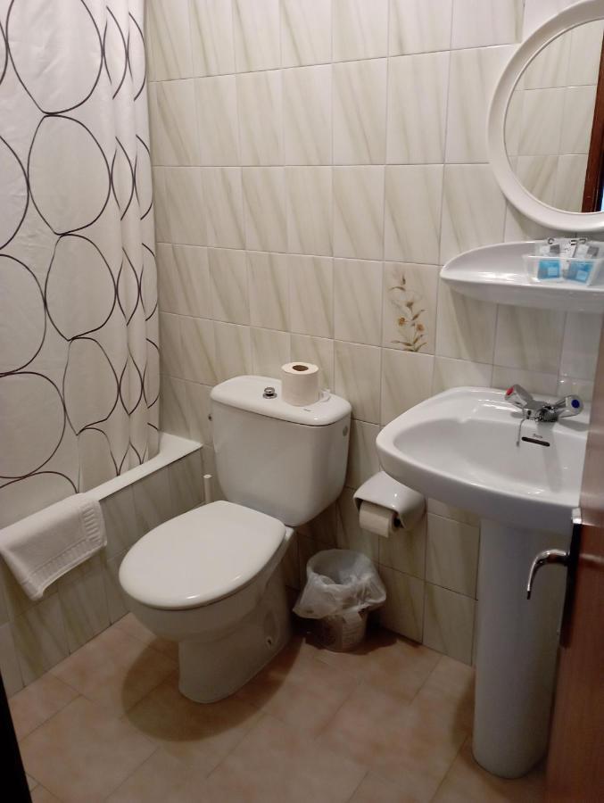 Room In Lodge - Double And Single Room - Pension Oria 1 Luarca Buitenkant foto