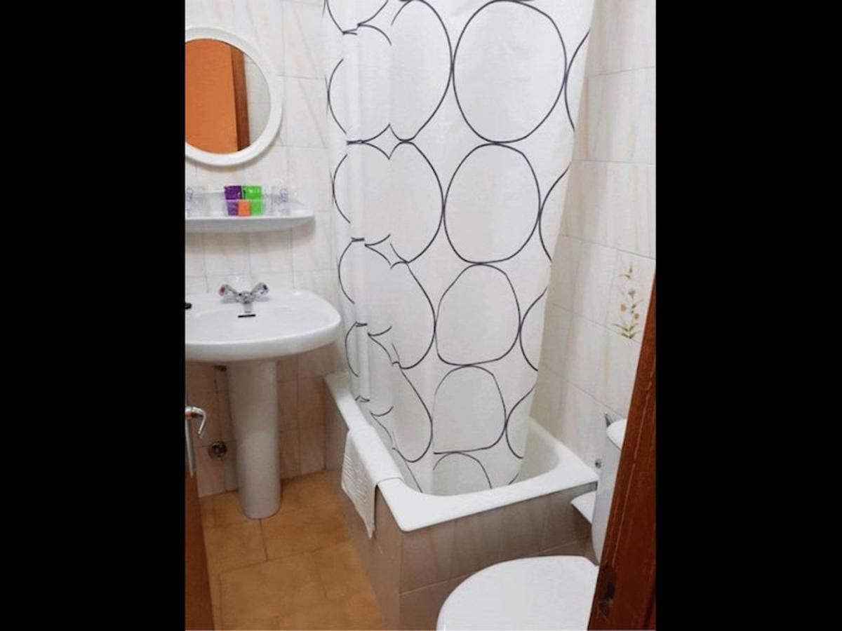 Room In Lodge - Double And Single Room - Pension Oria 1 Luarca Buitenkant foto