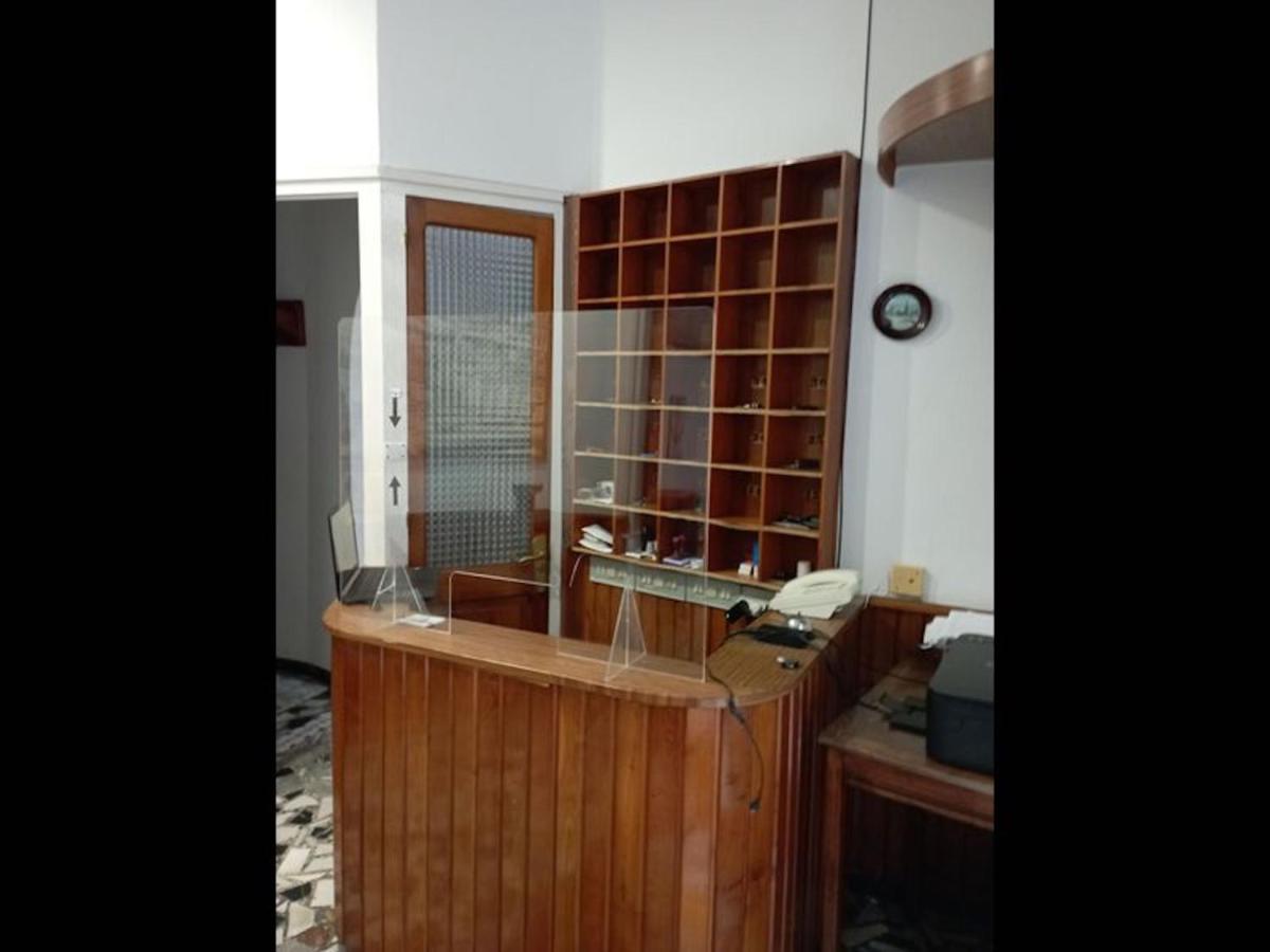 Room In Lodge - Double And Single Room - Pension Oria 1 Luarca Buitenkant foto