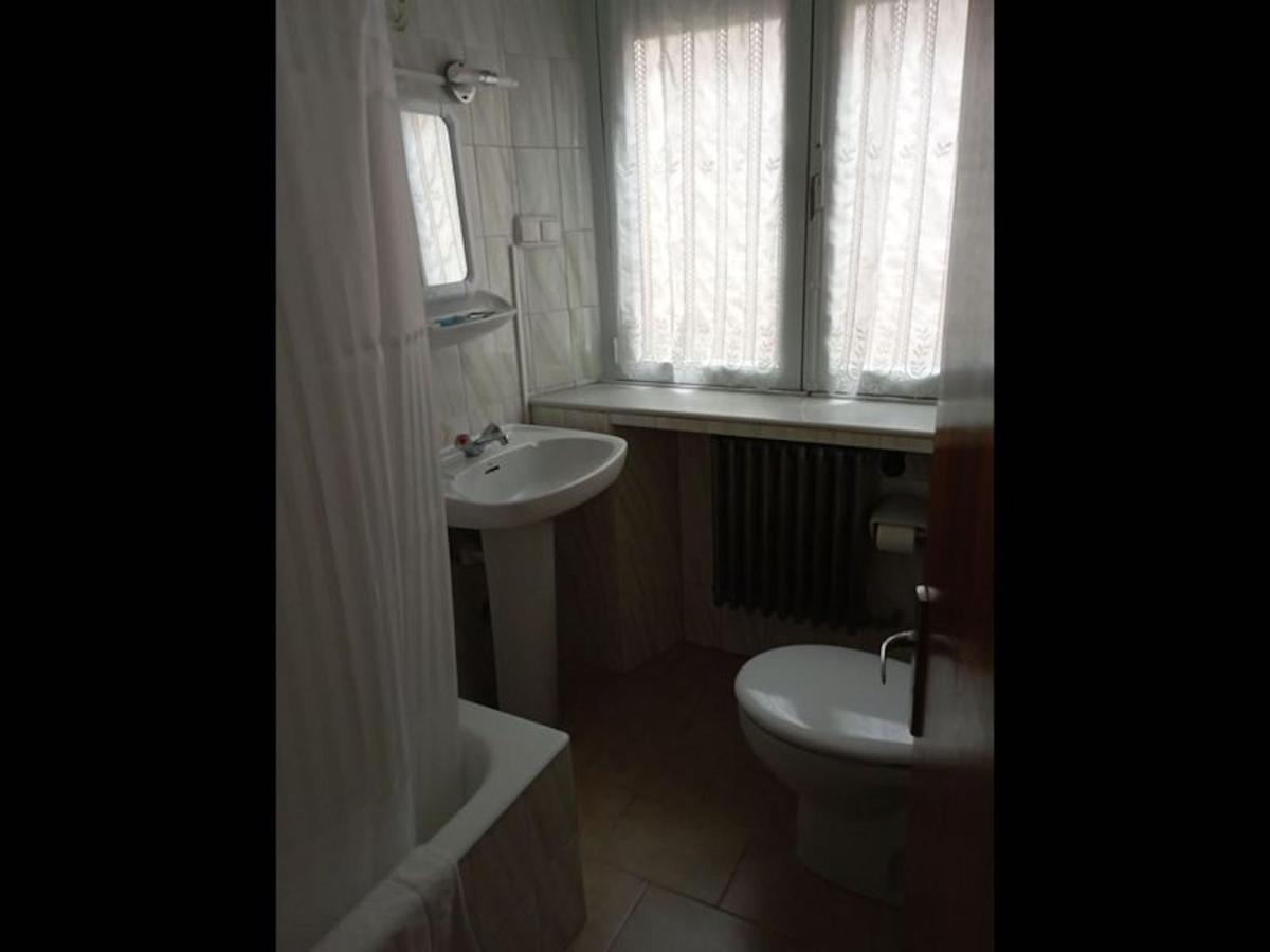 Room In Lodge - Double And Single Room - Pension Oria 1 Luarca Buitenkant foto