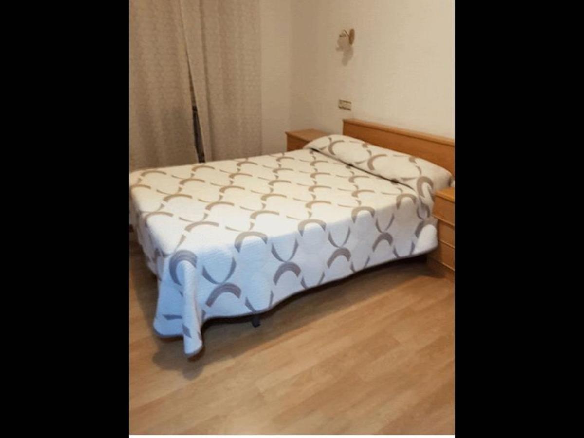 Room In Lodge - Double And Single Room - Pension Oria 1 Luarca Buitenkant foto